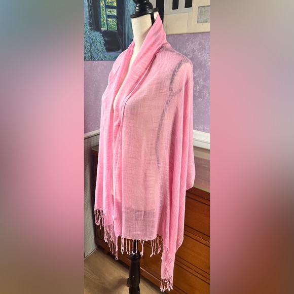 💯 % Linen Baby Pink Shawl With Playful Tassels - Picture 4 of 12